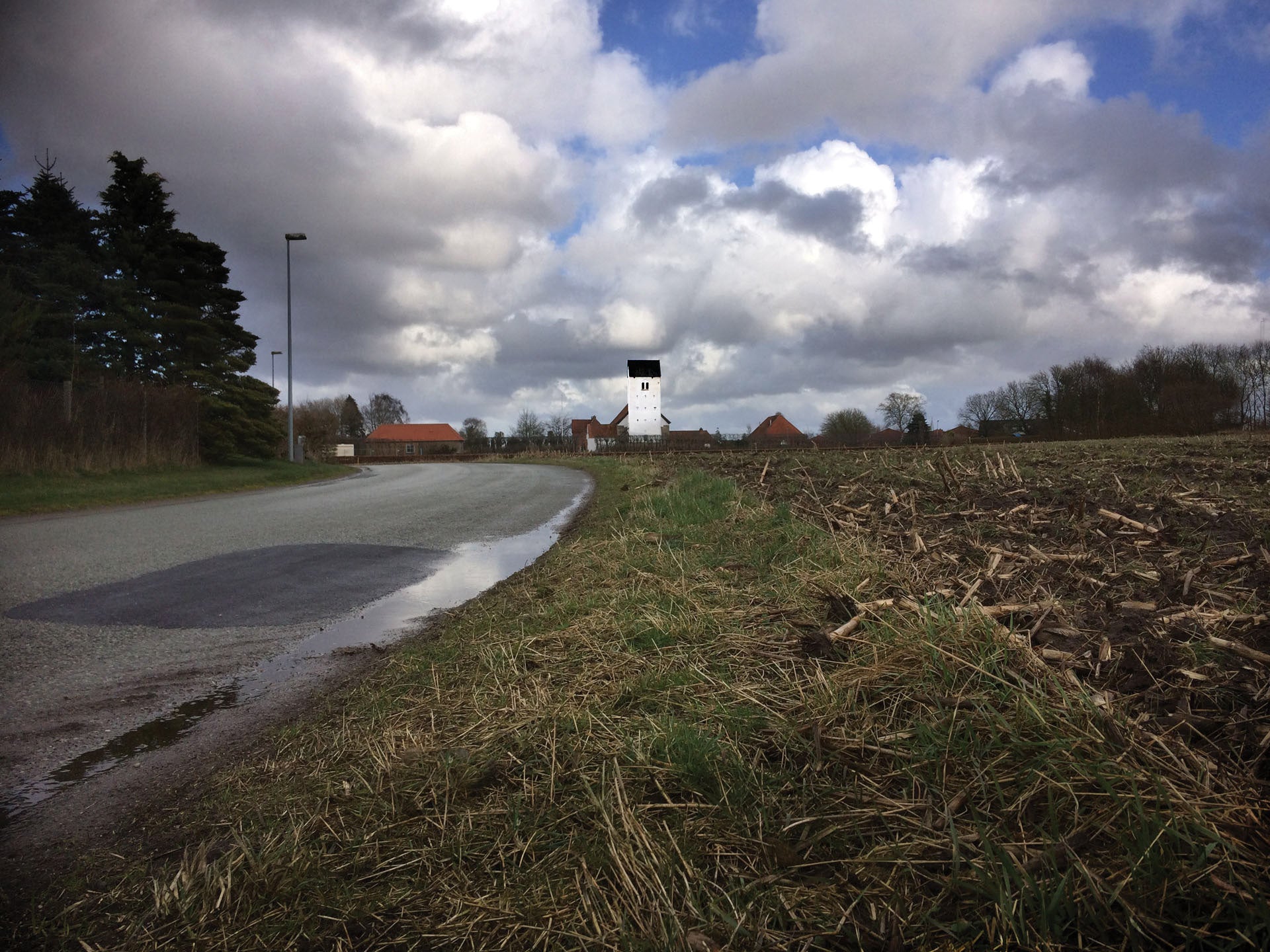 Kirkeudsmykning af Sdr Rind Kirke - Billede af kirke på afstand - Peter Ejlerskov