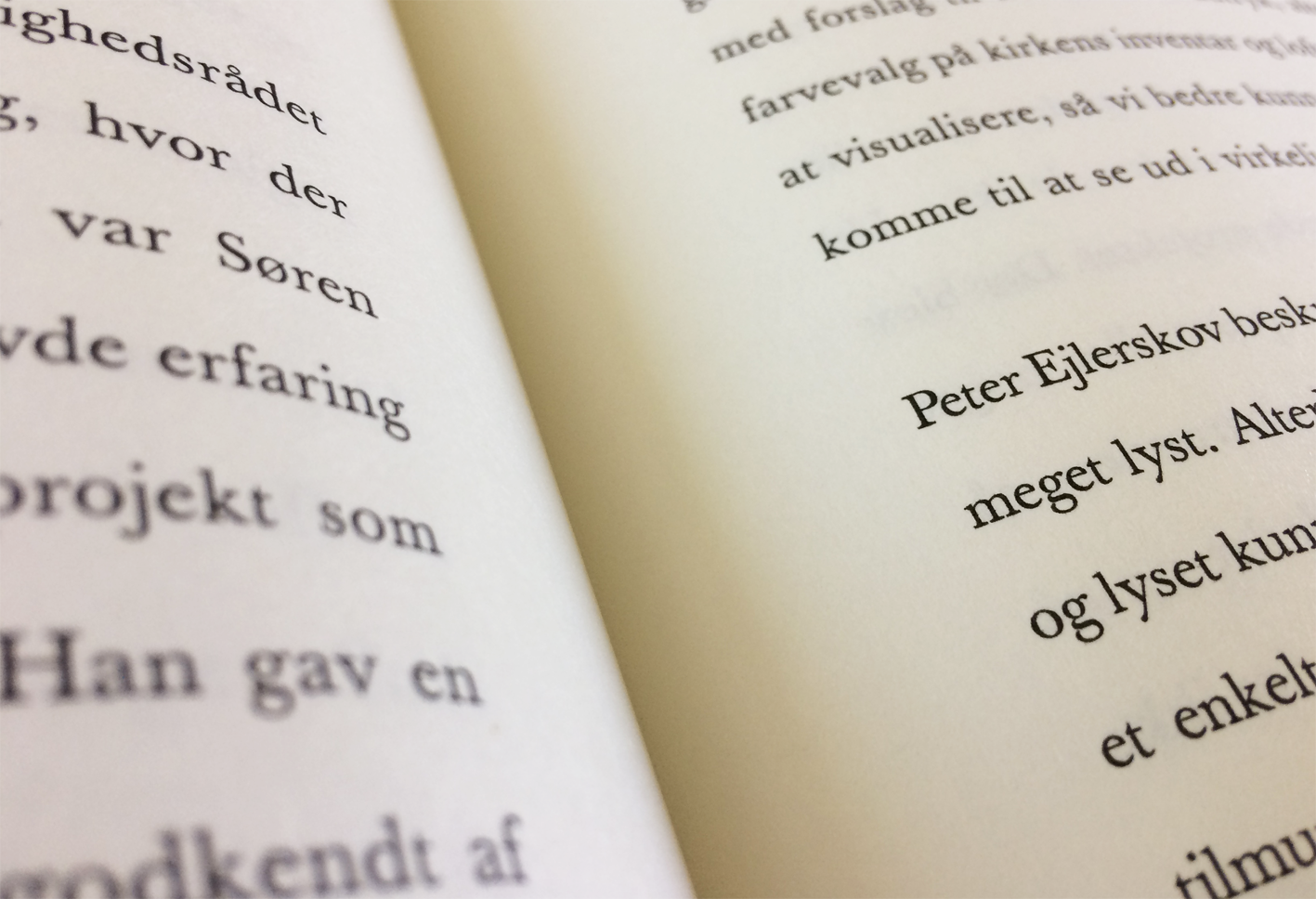 Peter Ejlerskov - detalje af bogopslag med udvalgt tekst