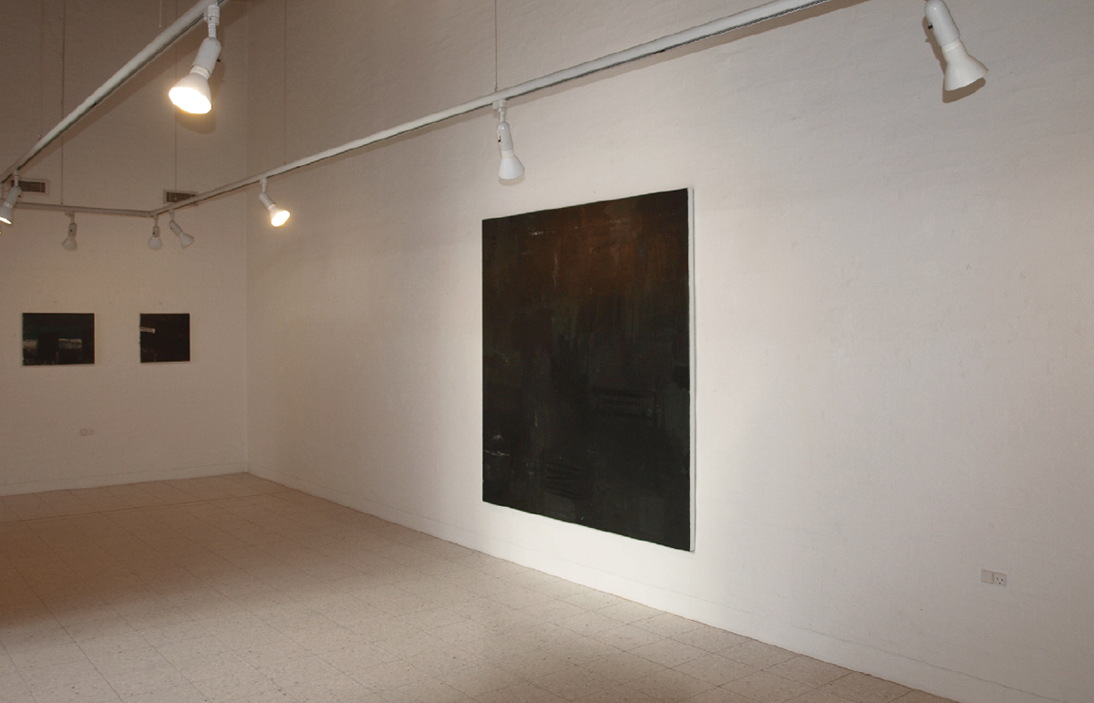 Mørkt maleri af Peter Ejlerskov udstillet i et lyst galleri med kunst.