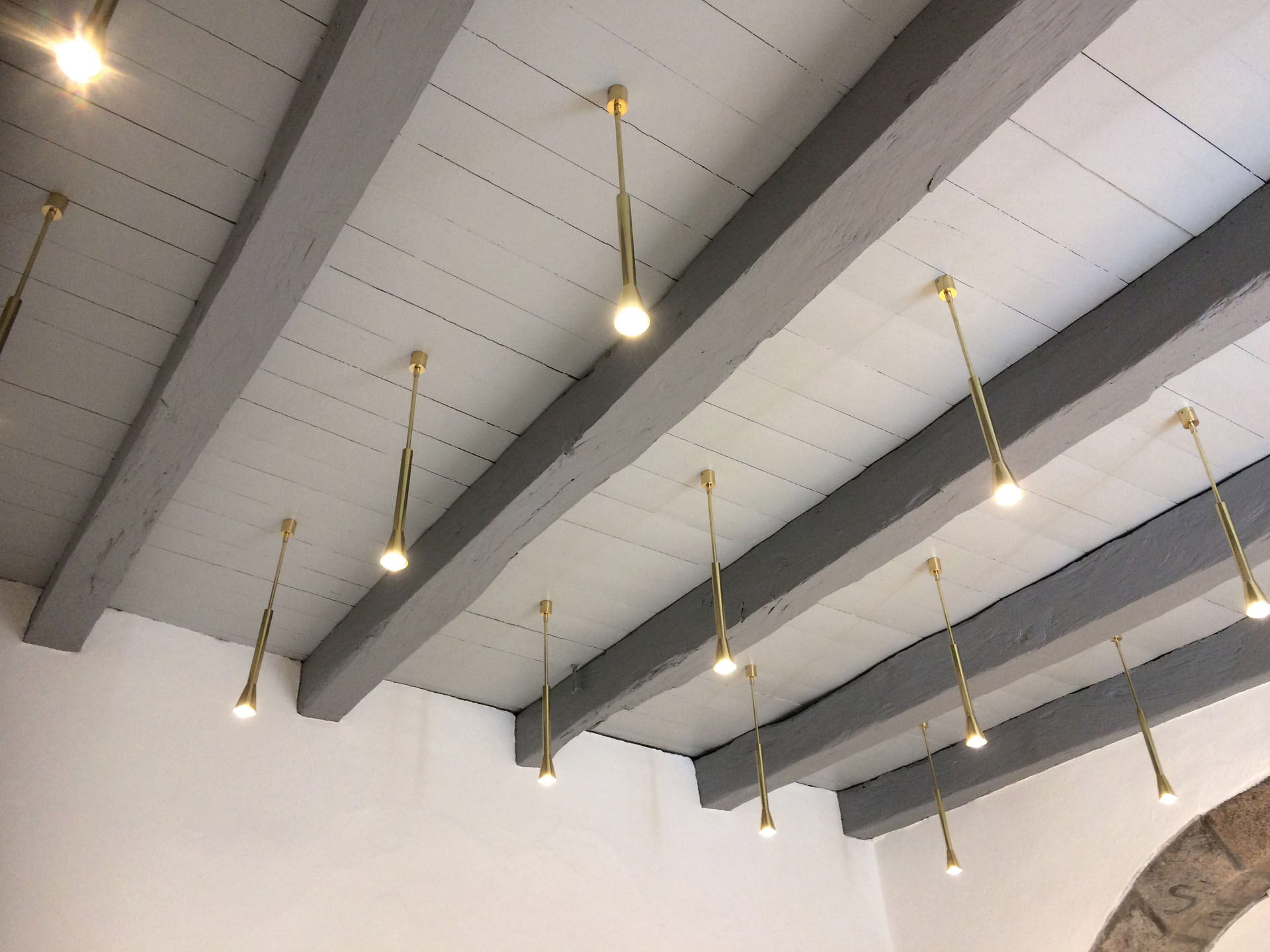 Kirkeudsmykning af Sdr Rind Kirke - Messinglamper i loft med bjælker, kunst af Peter Ejlerskov.