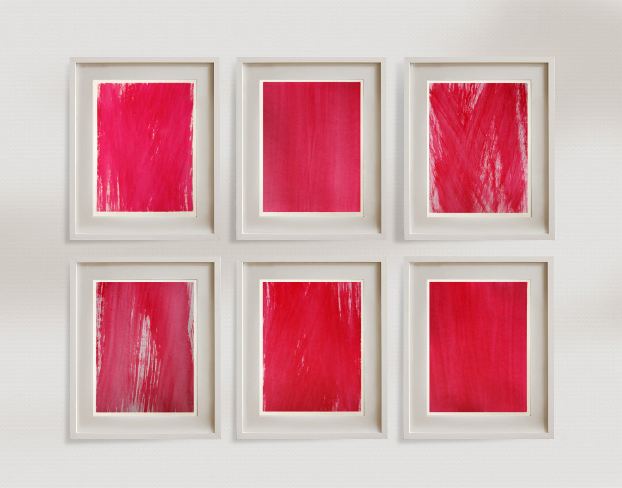 Pink abstrakt kunst af Peter Ejlerskov i hvide rammer på væg.