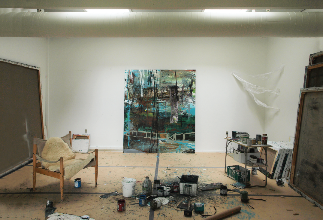 Abstrakt kunst af Peter Ejlerskov i et lyst kunstneratelier