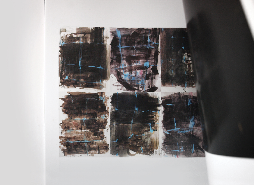 Abstrakt mørk kunst af Peter Ejlerskov med blå streger.