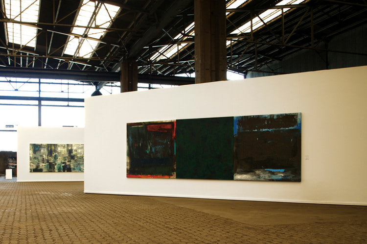 Abstrakt kunst af Peter Ejlerskov udstillet i en rå industrihal.