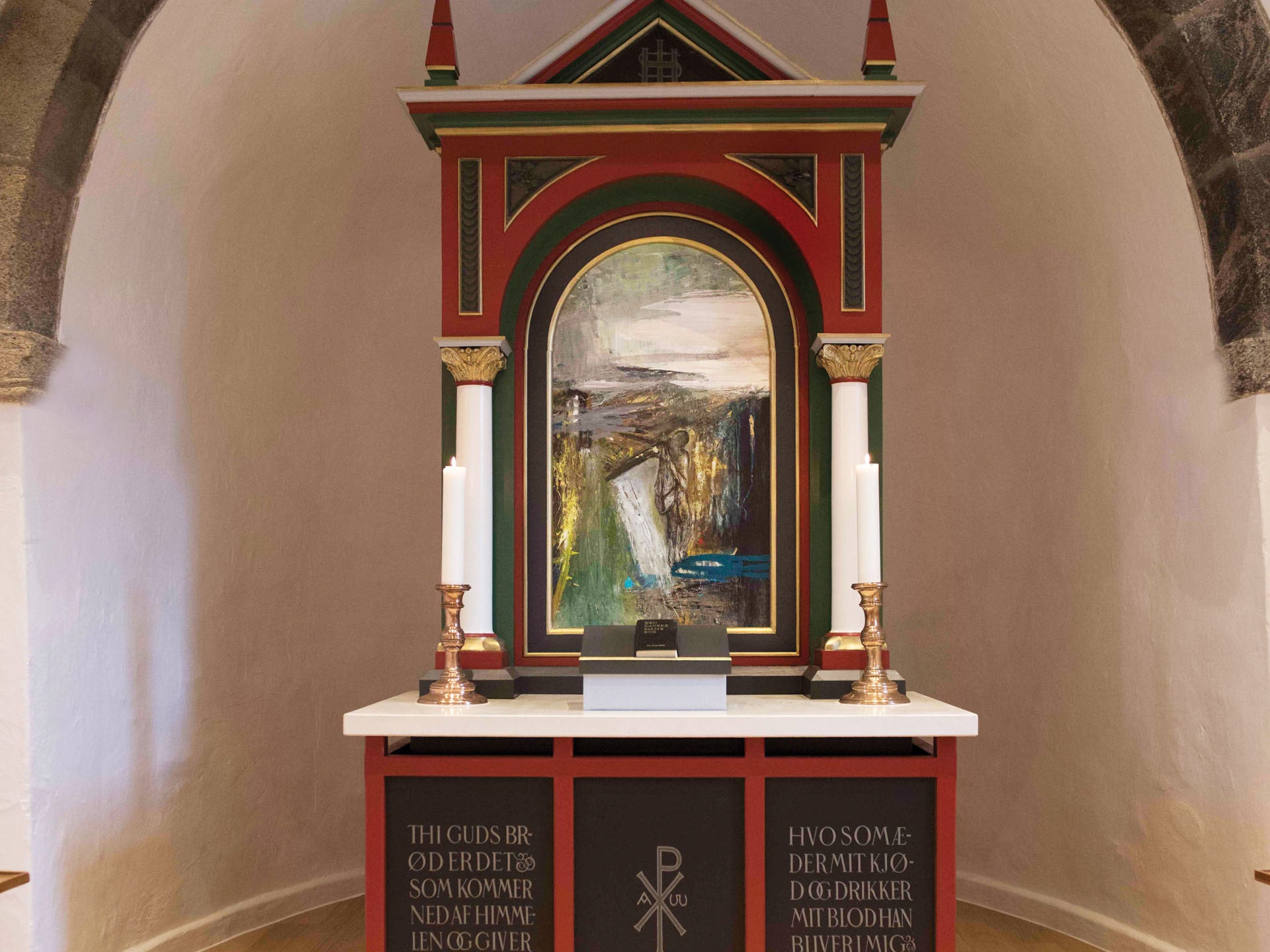 Kirkeudsmykning af Sdr Rind Kirke - Alterkunst af Peter Ejlerskov i en kirke med tændte lys på alteret.