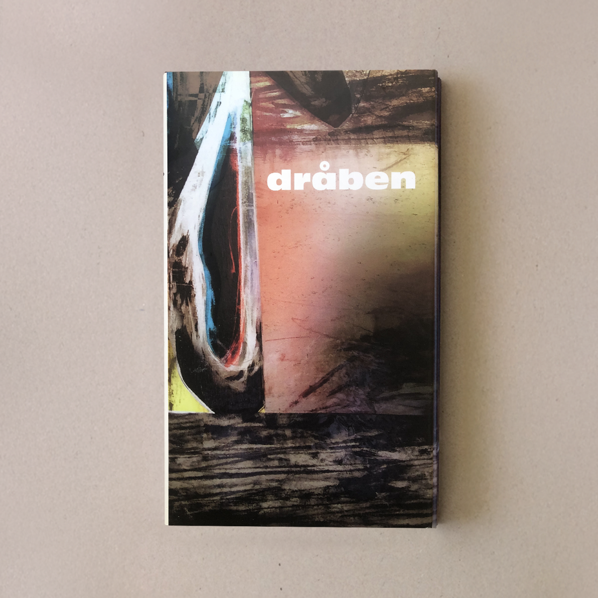 Dråben bog af Peter Ejlerskov med abstrakt kunst på forsiden.