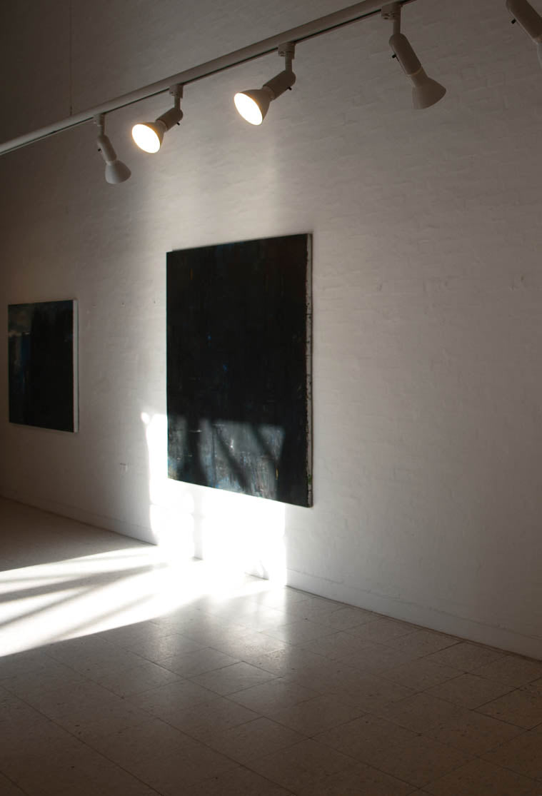 Mørk kunst af Peter Ejlerskov på Frederikshavn Kunstmuseum med lysindfald