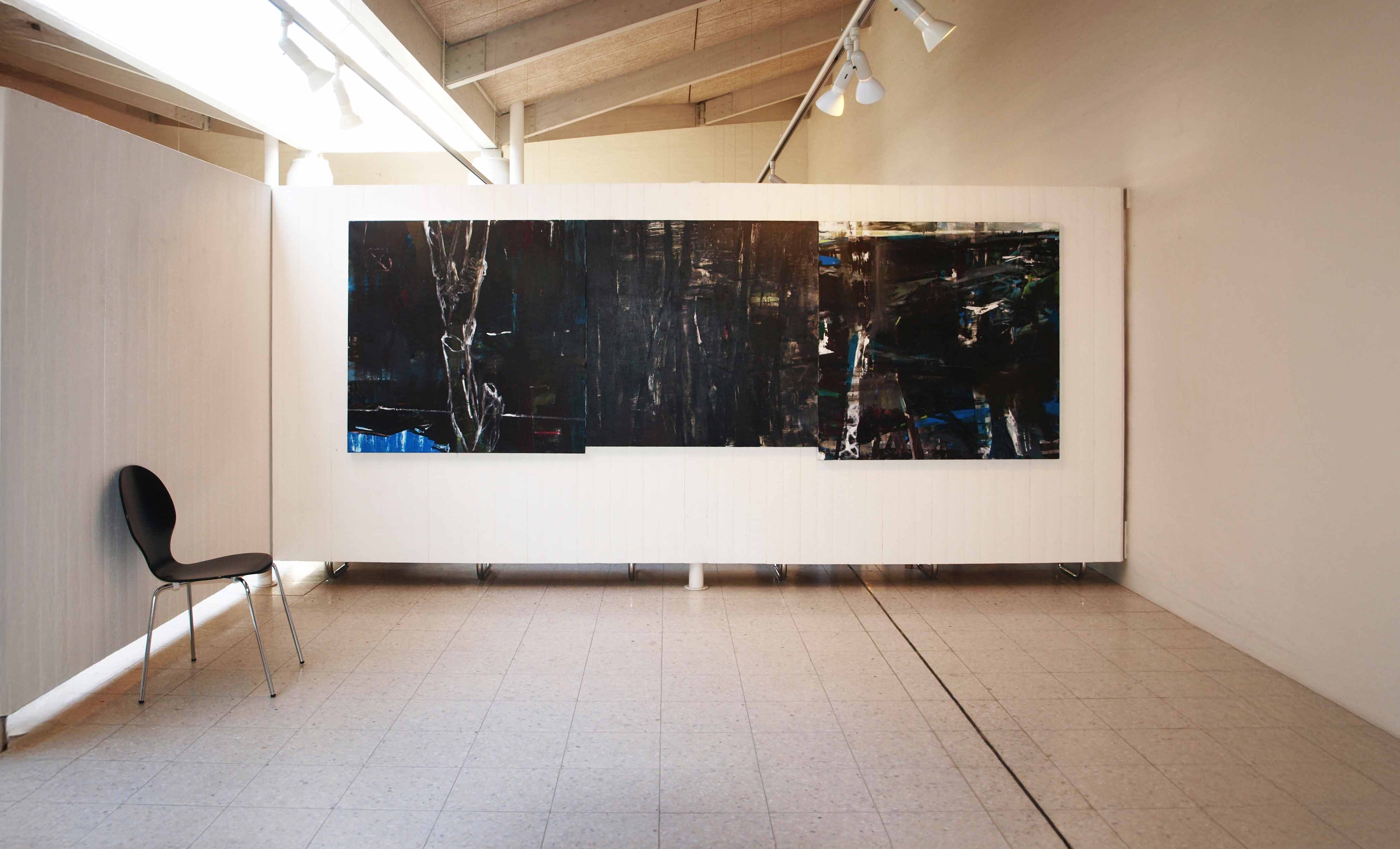 Mørk, abstrakt kunst af Peter Ejlerskov på Frederikshavn Kunstmuseum.