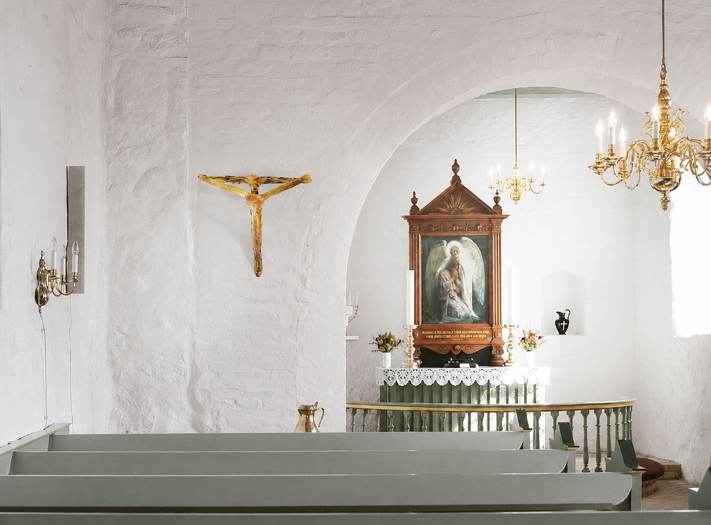 Gundersted krucifiks, moderne kunst af Peter Ejlerskov i hvidt kirkerum