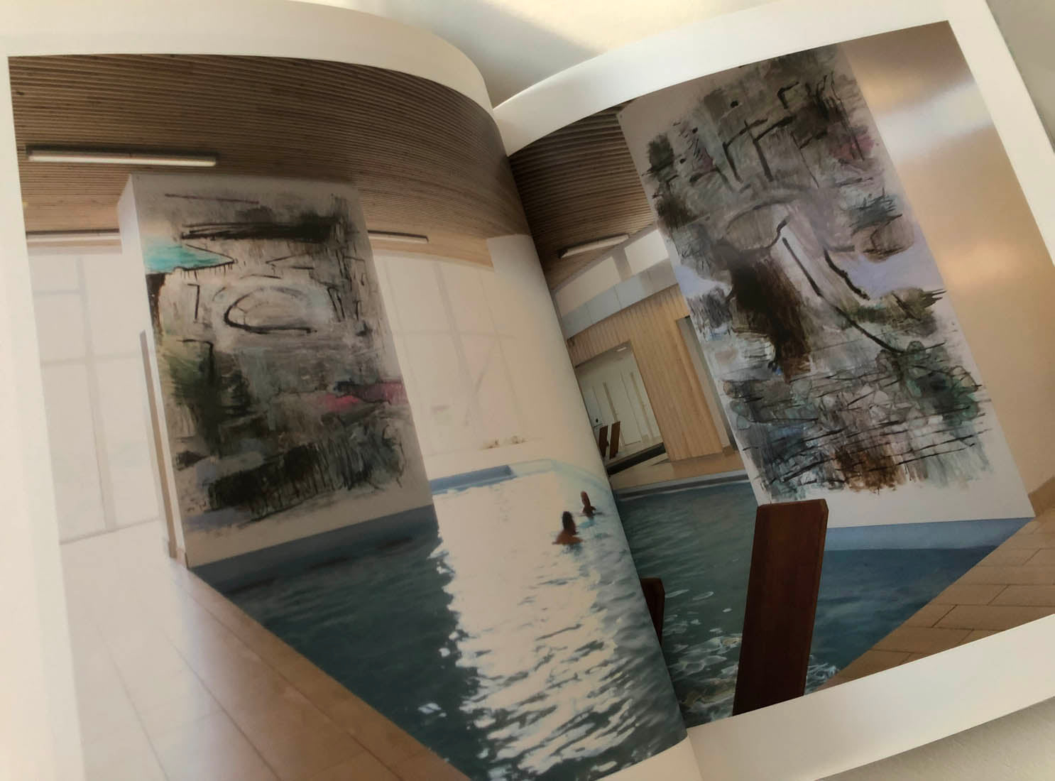 Peter Ejlerskov -  kunst i bog, der viser malerier ved en indendørs pool fra udsmykning af Læsø kurbad