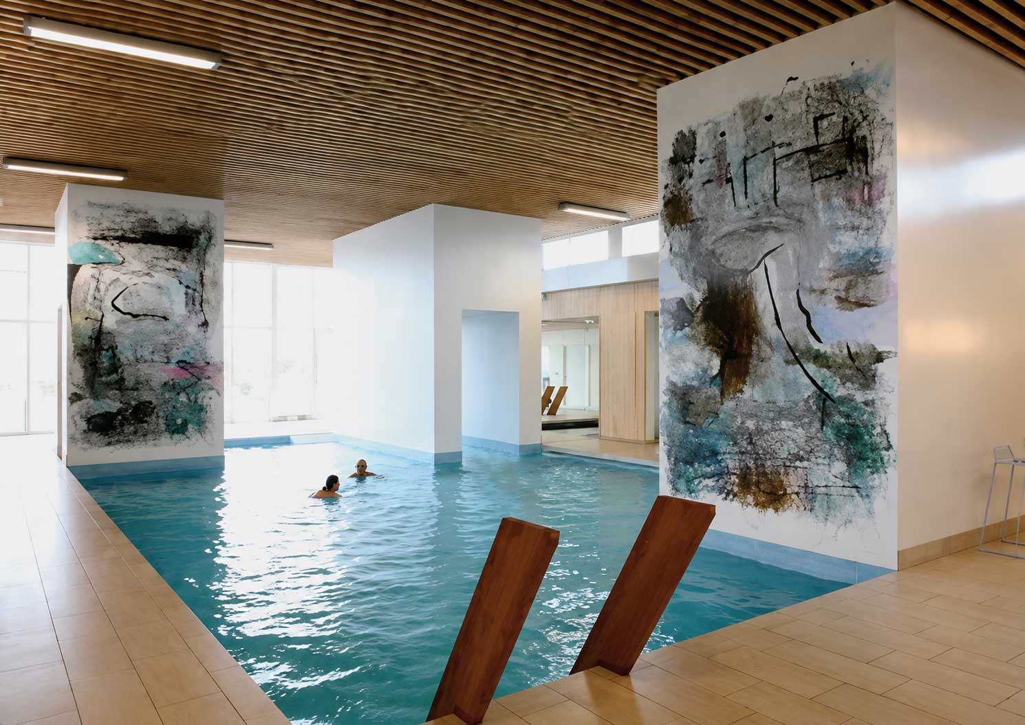 Læsø Kurbad med moderne kunst af Peter Ejlerskov på væggene