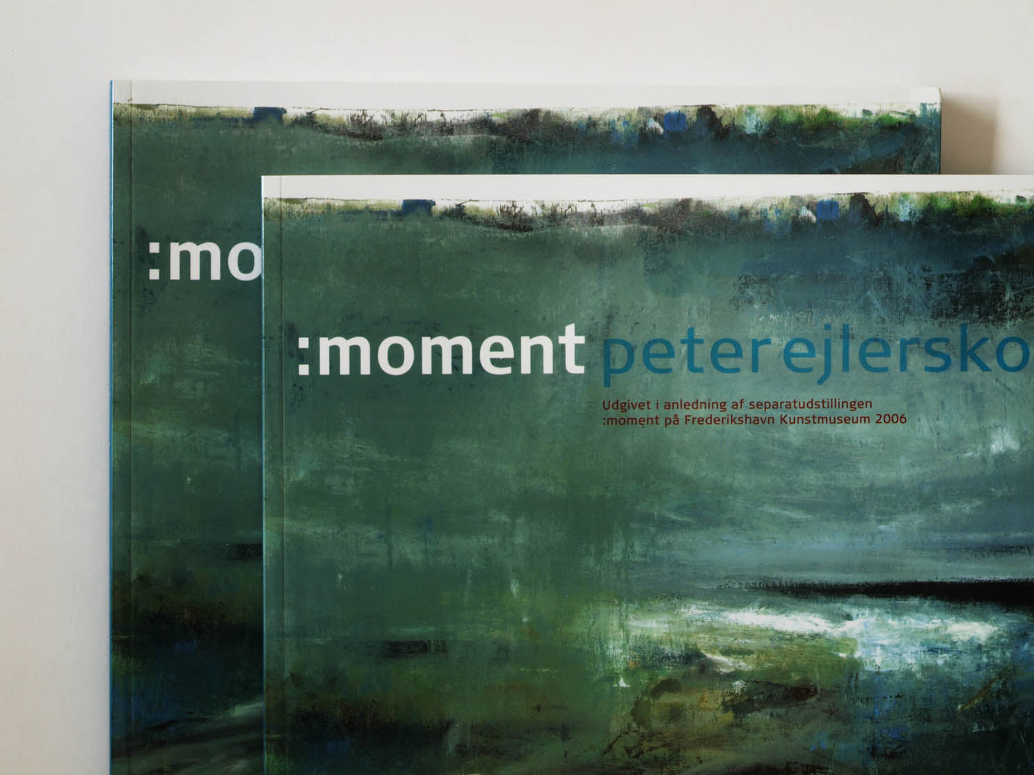 Grønne kunstbøger af Peter Ejlerskov med titlen moment.