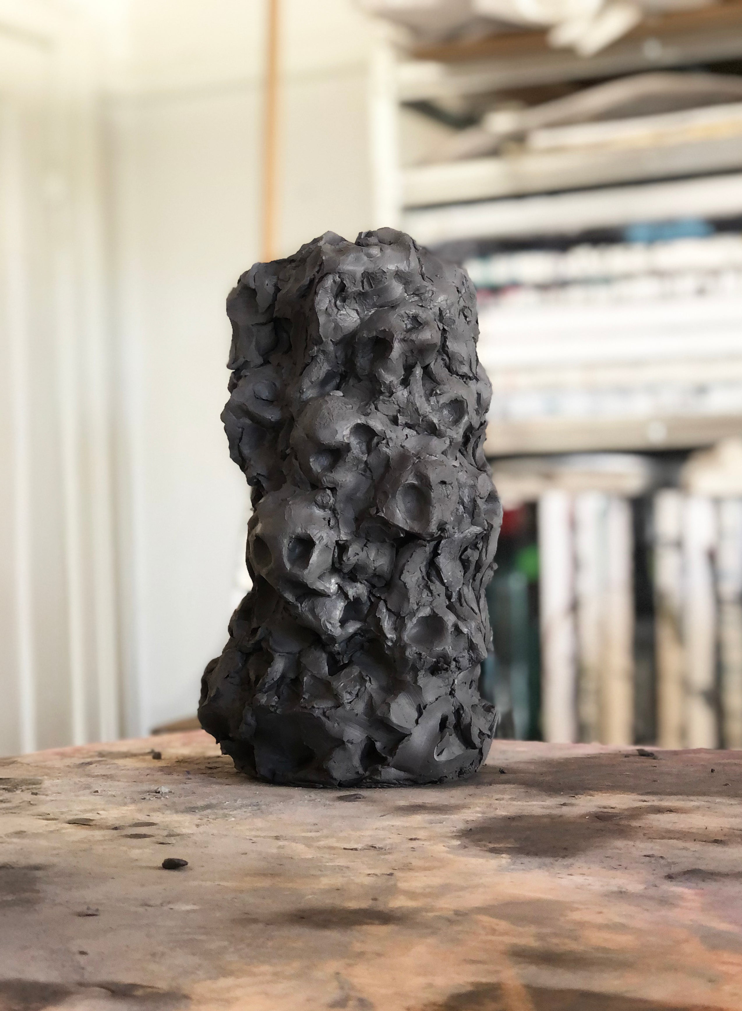 Mørk lerskulptur Millenia, Peter Ejlerskov kunst