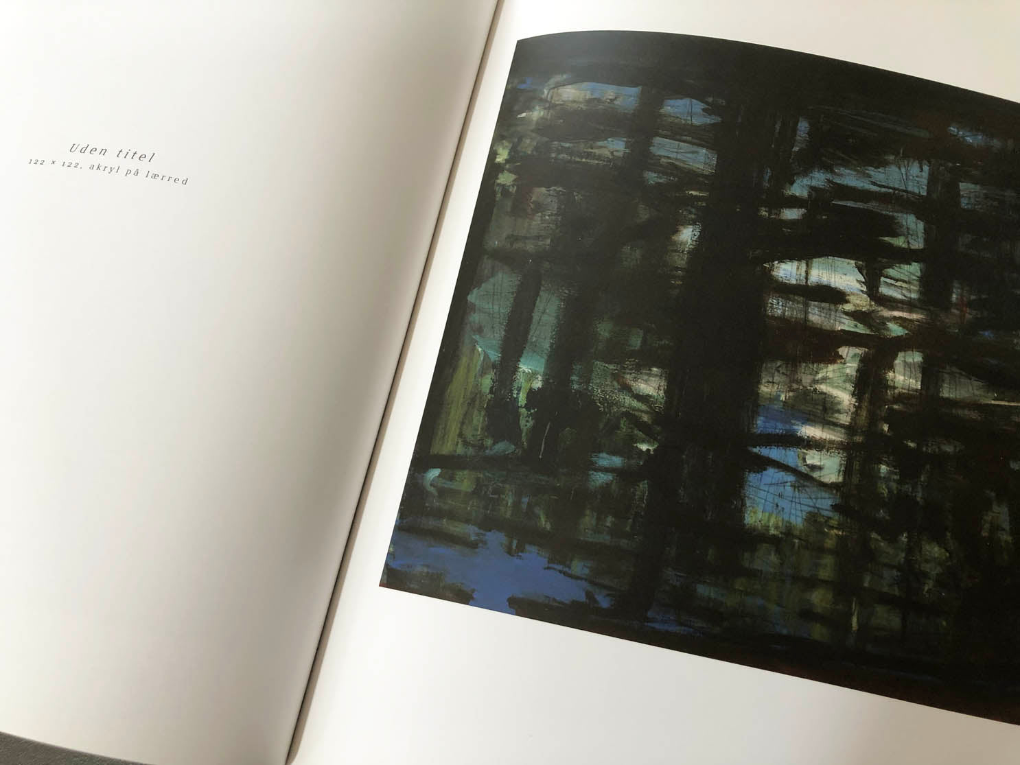 Mørkt, abstrakt maleri i bogen Nye Værker af kunstner Peter Ejlerskov.