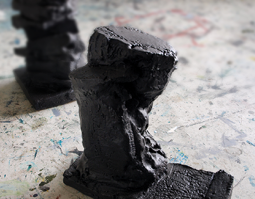 Sort skulptur i gips af Peter Ejlerskov, moderne kunst parafrase.