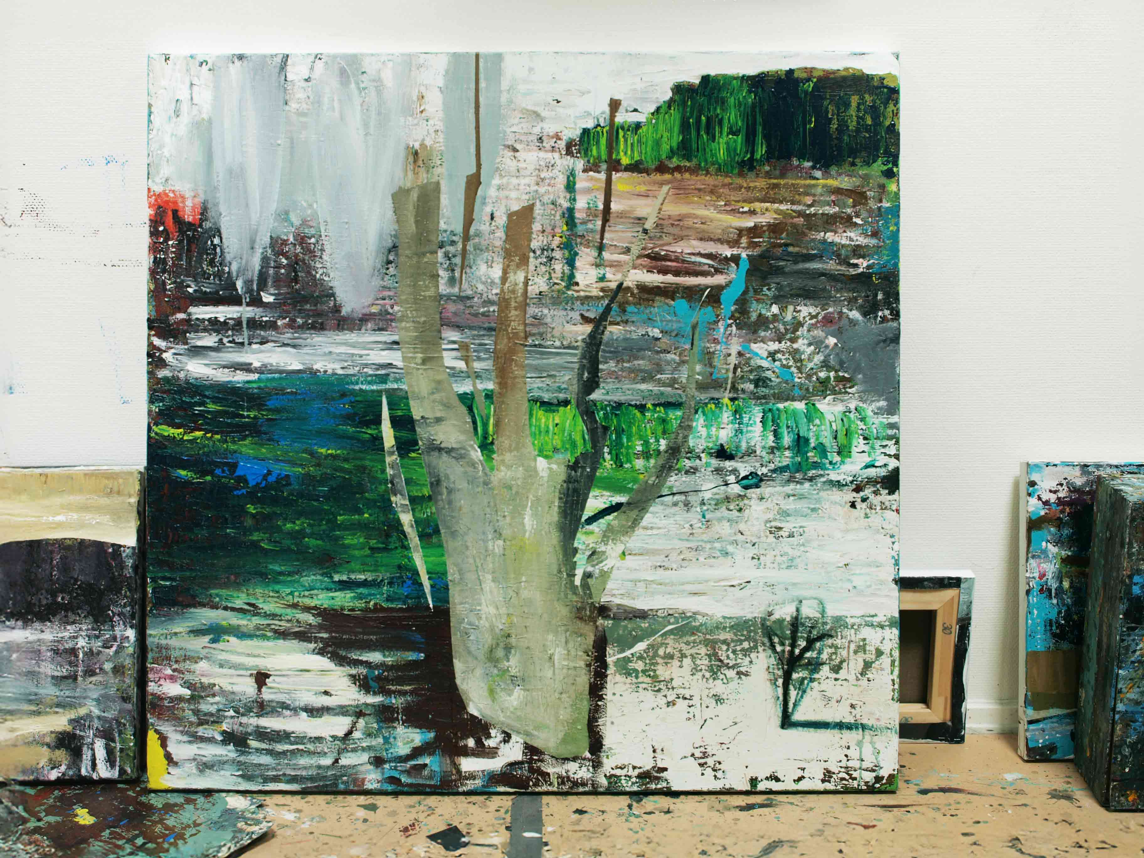 Abstrakt maleri af Peter Ejlerskov i atelier med grønne og hvide nuancer af kunst