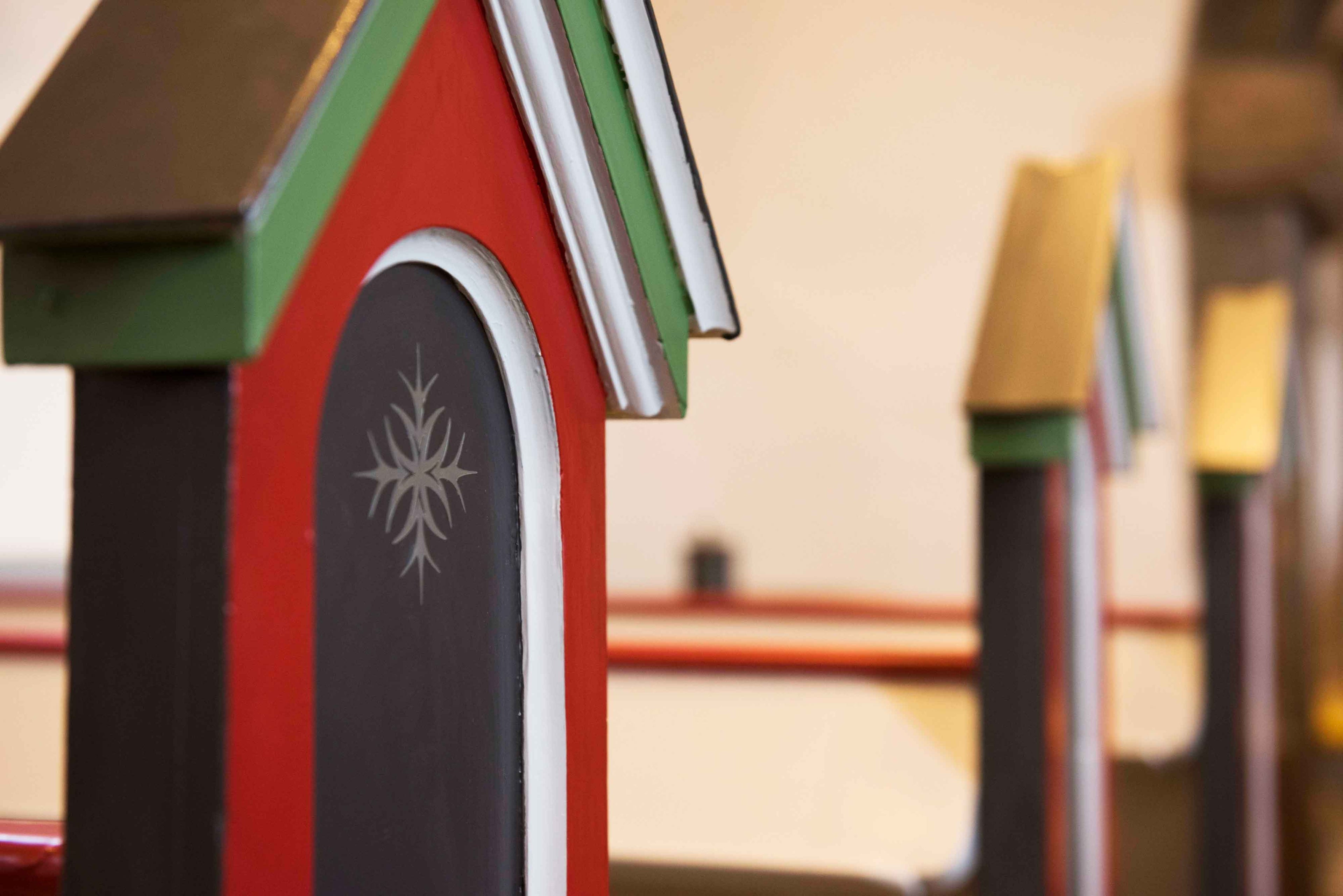 Kirkeudsmykning af Sdr Rind Kirke - Farverig kirkekunst - detalje af Peter Ejlerskov