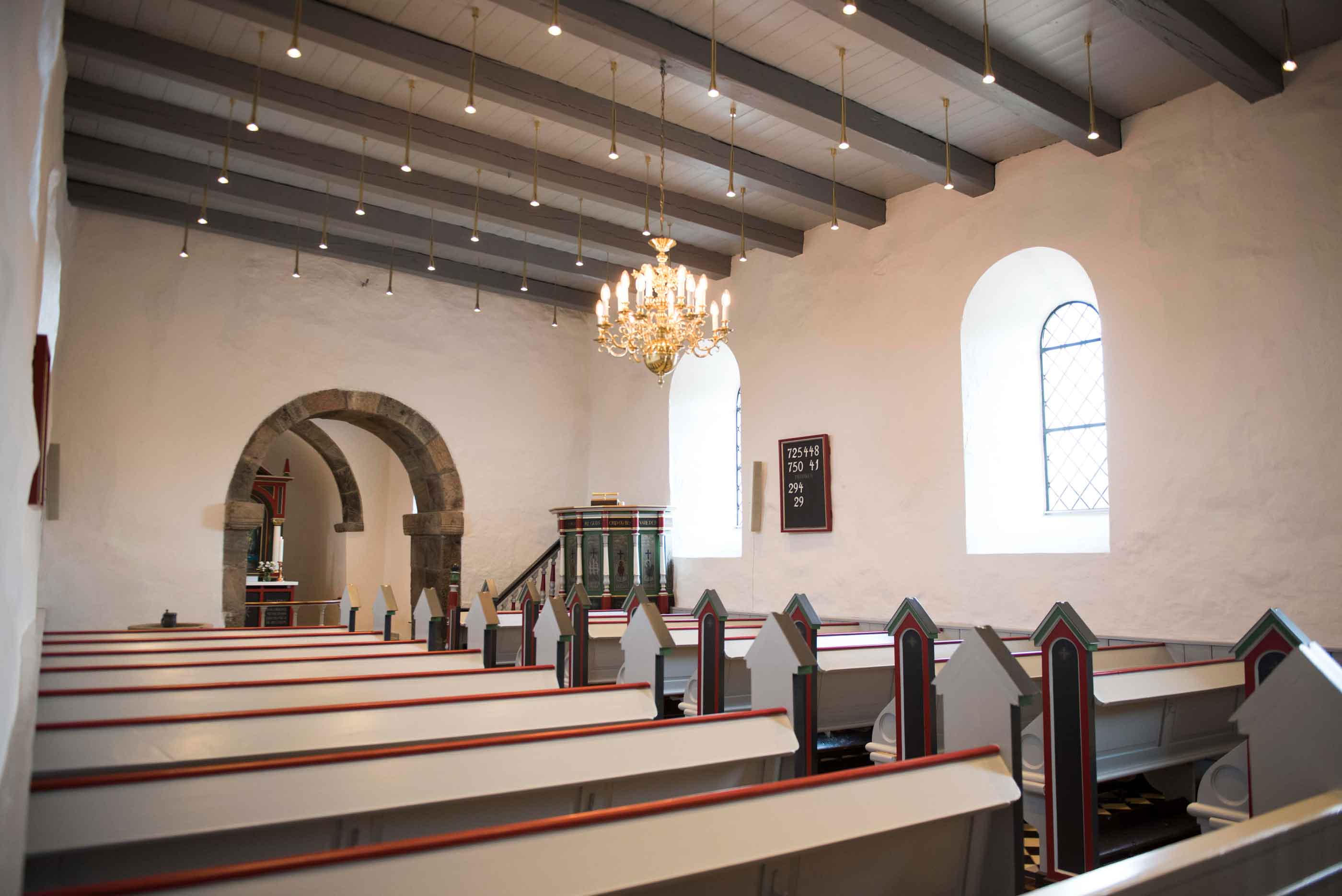 Kirkeudsmykning af Sdr Rind Kirke - Kirkeinteriør med kirkebænke og kunst af Peter Ejlerskov
