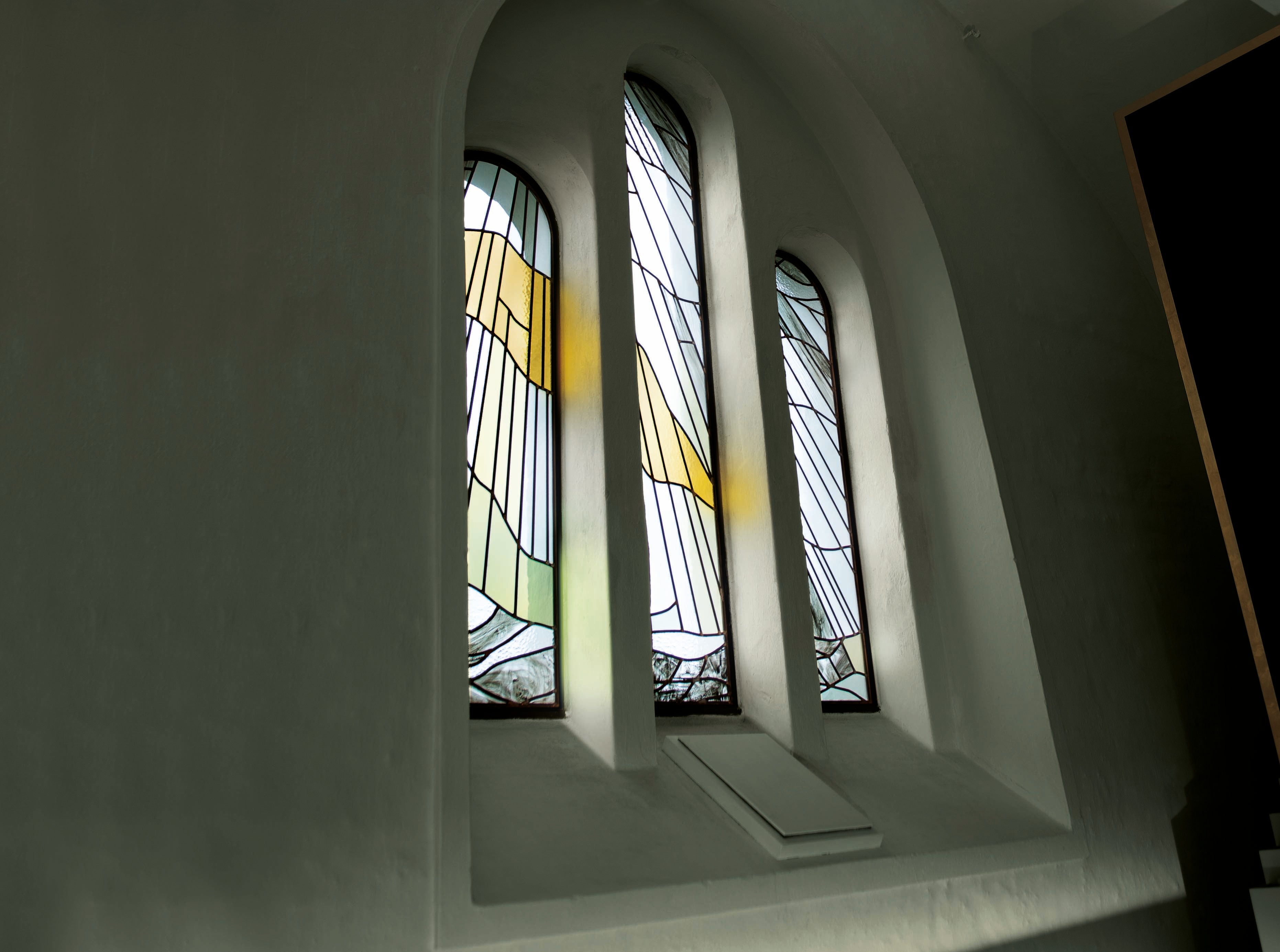 Farverigt glasmosaikvindue, Kirkeudsmykning af Sir Kirke af Peter Ejlerskov