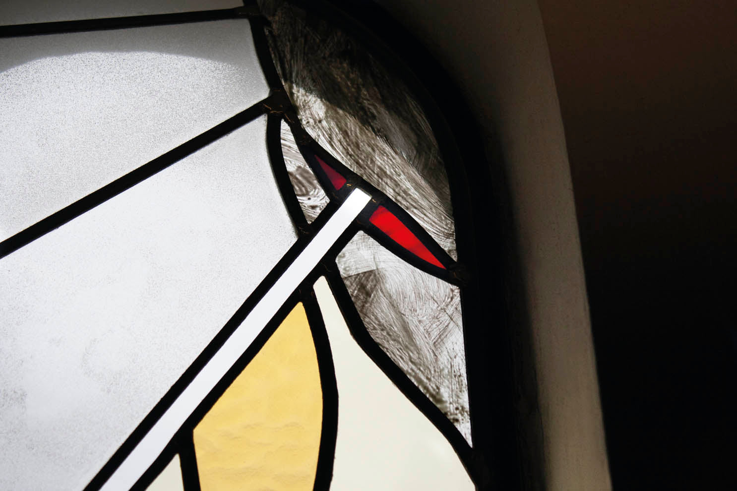 Kirkeudsmykning af Sir Kirke - Detalje af Det Femte Sår glasmosaik, kunst af Peter Ejlerskov