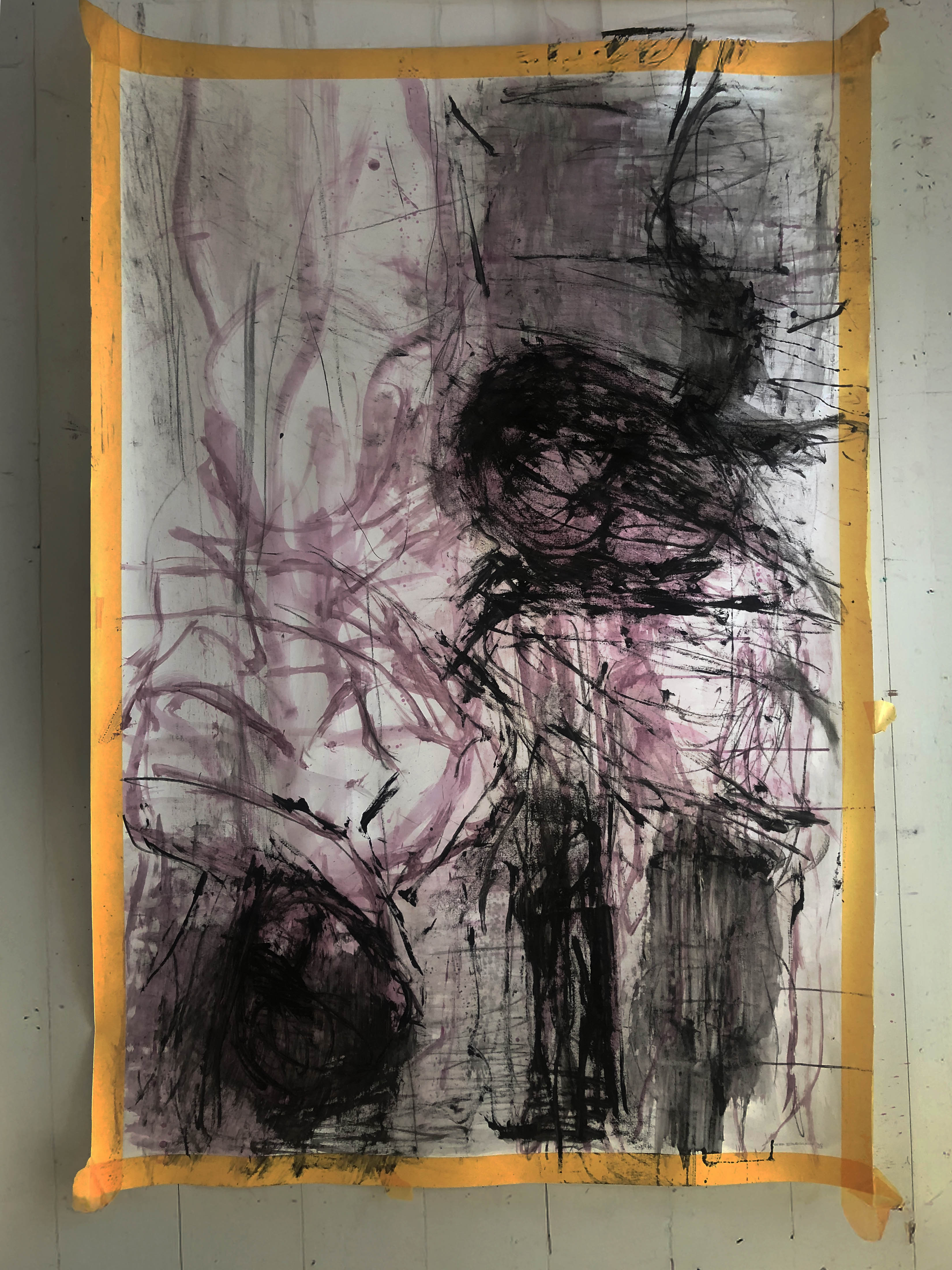 Abstrakt kunst af Peter Ejlerskov, skitse med gul tape på væg.