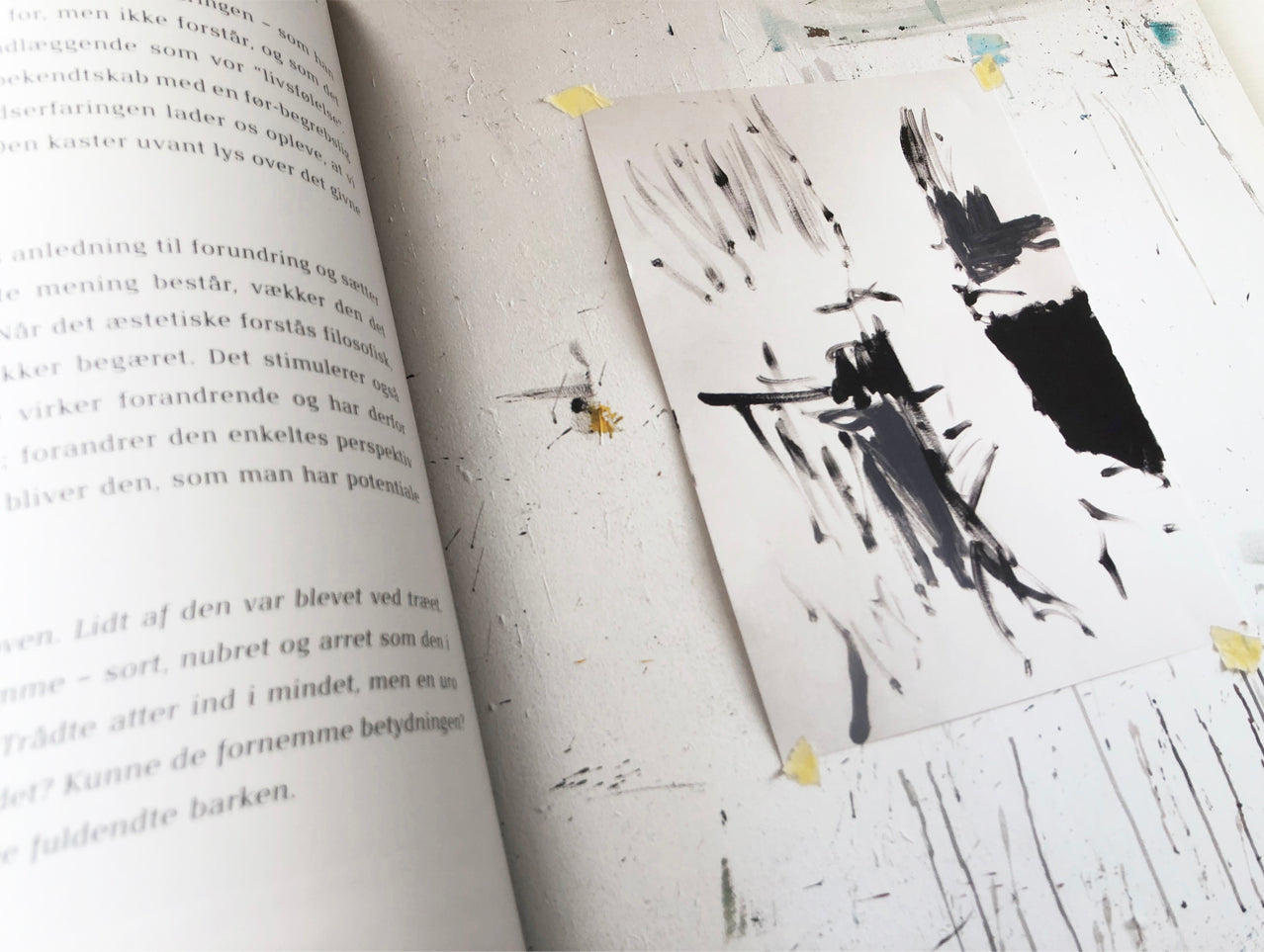 Abstrakt sort-hvid kunst af Peter Ejlerskov i bogen SPOR_03