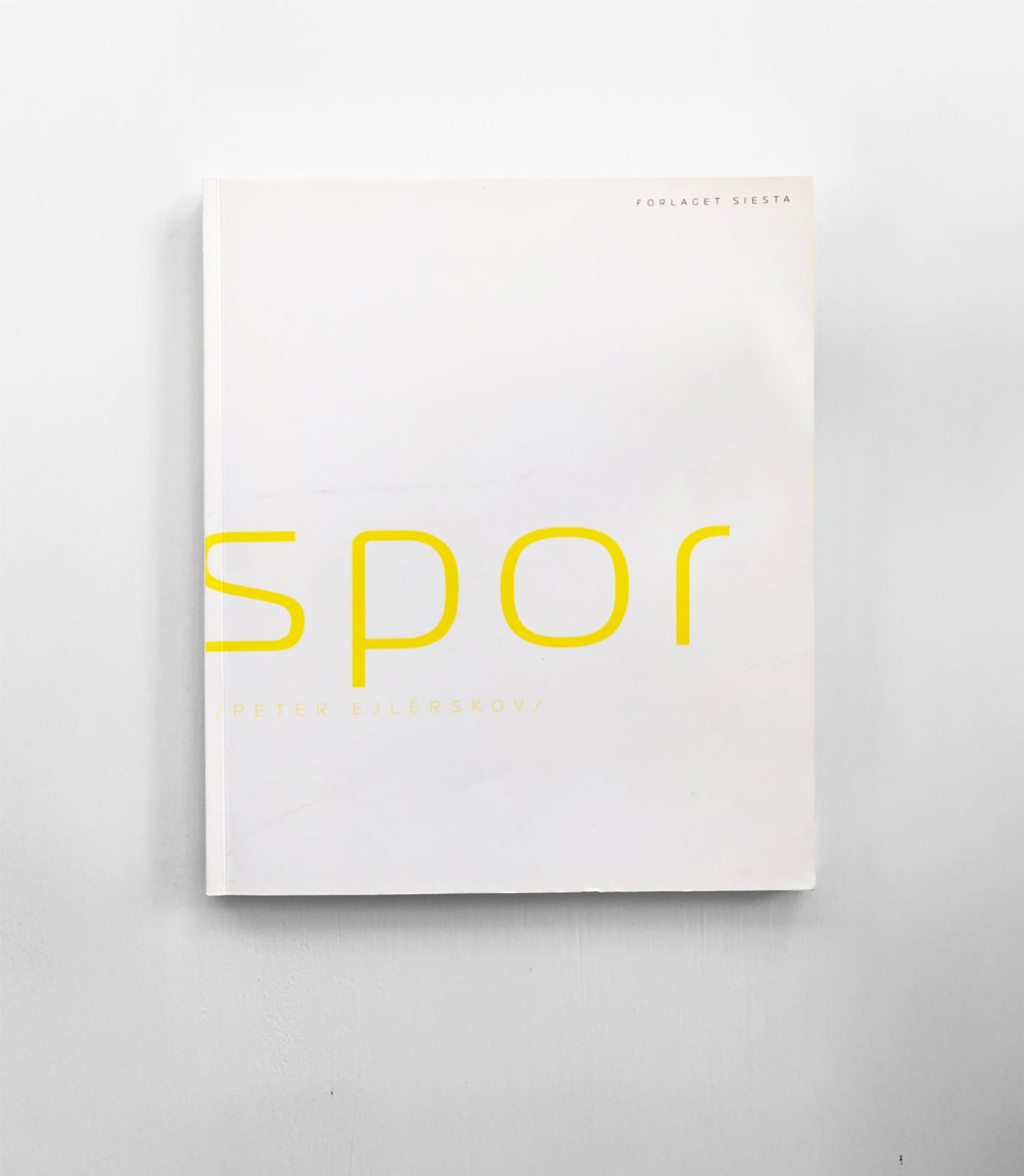 Hvid bogforside til Spor af Peter Ejlerskov kunst, Forlaget Siesta