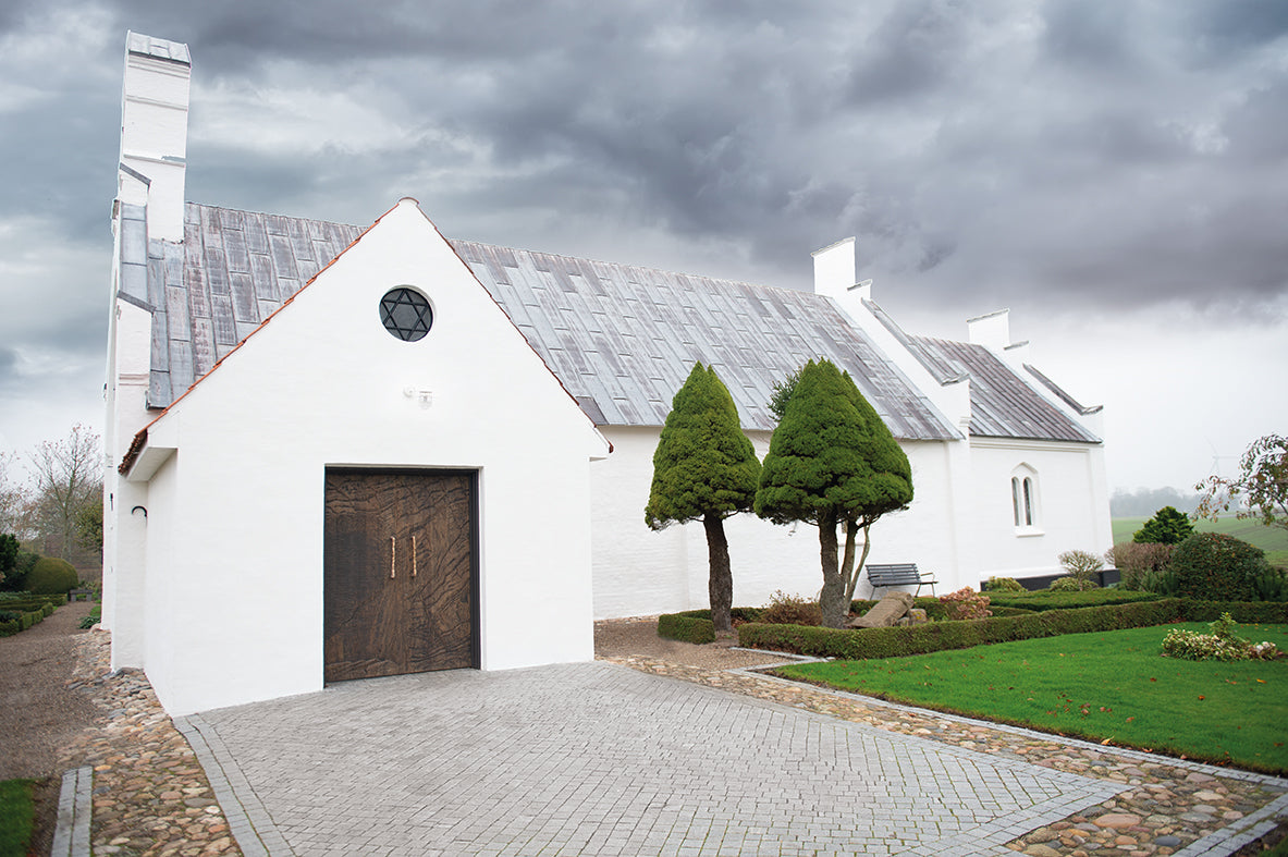 Kirkeudsmykning af Sir Kirke med dør af Peter Ejlerskov, moderne kirkekunst.