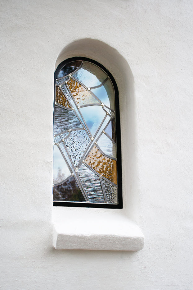 Kirkeudsmykning af Sir Kirke - Glasmosaik i Sir Kirke, De 5 nagler, kunst af Peter Ejlerskov.
