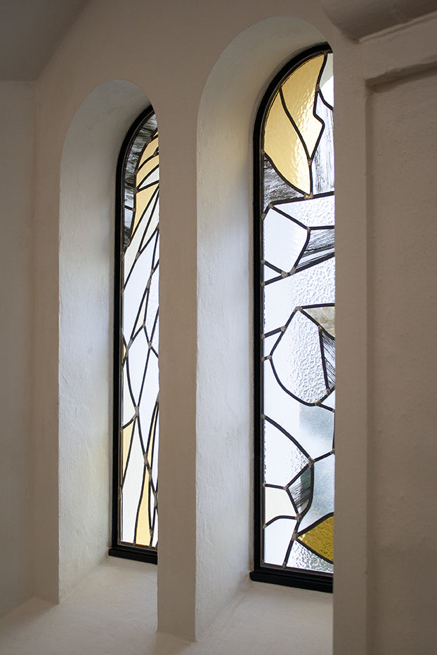 Kirkeudsmykning af Sir Kirke, glaskunst af Peter Ejlerskov.