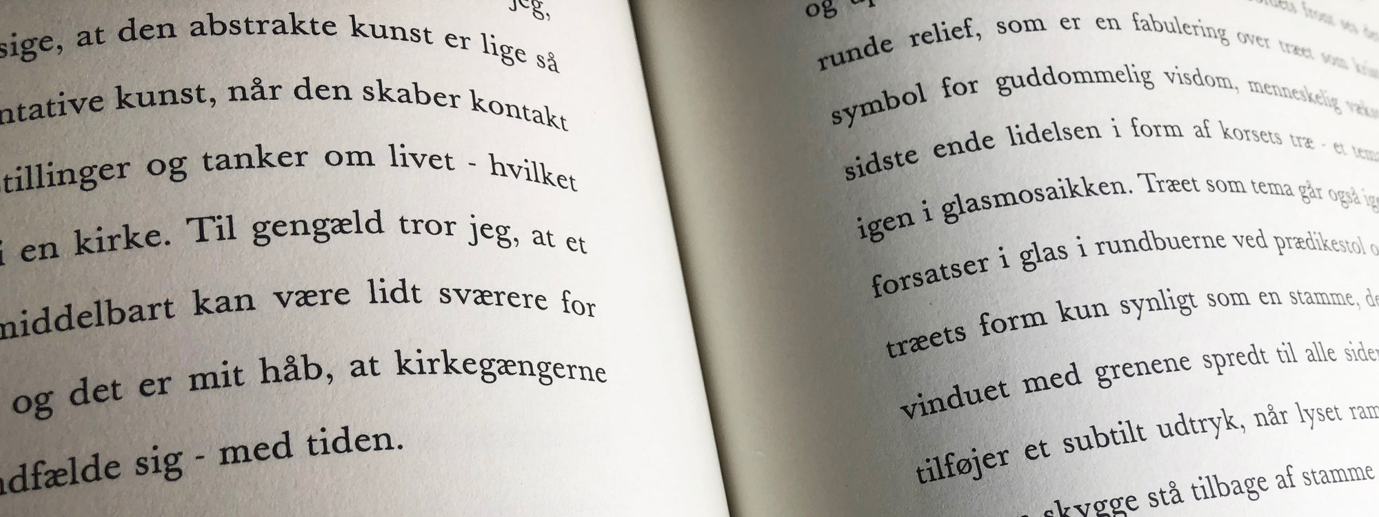 Opslået bog med trykt tekst om kunst af Peter Ejlerskov på siden Tekster