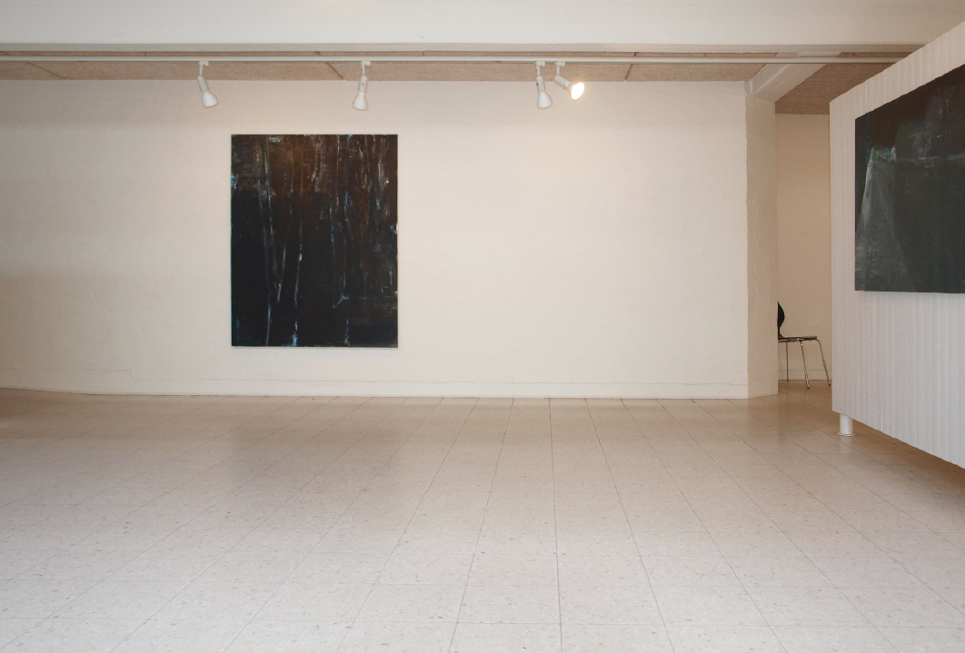 Mørk Peter Ejlerskov kunst udstillet i et lyst galleri.
