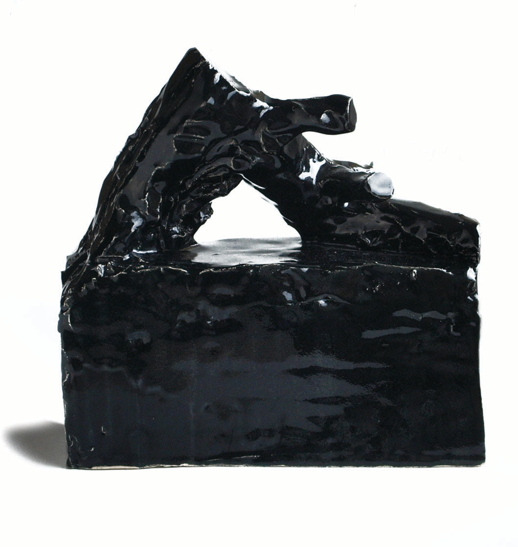 Sort glaseret keramikskulptur, Peter Ejlerskov kunst på Dronninglund Kunstcenter