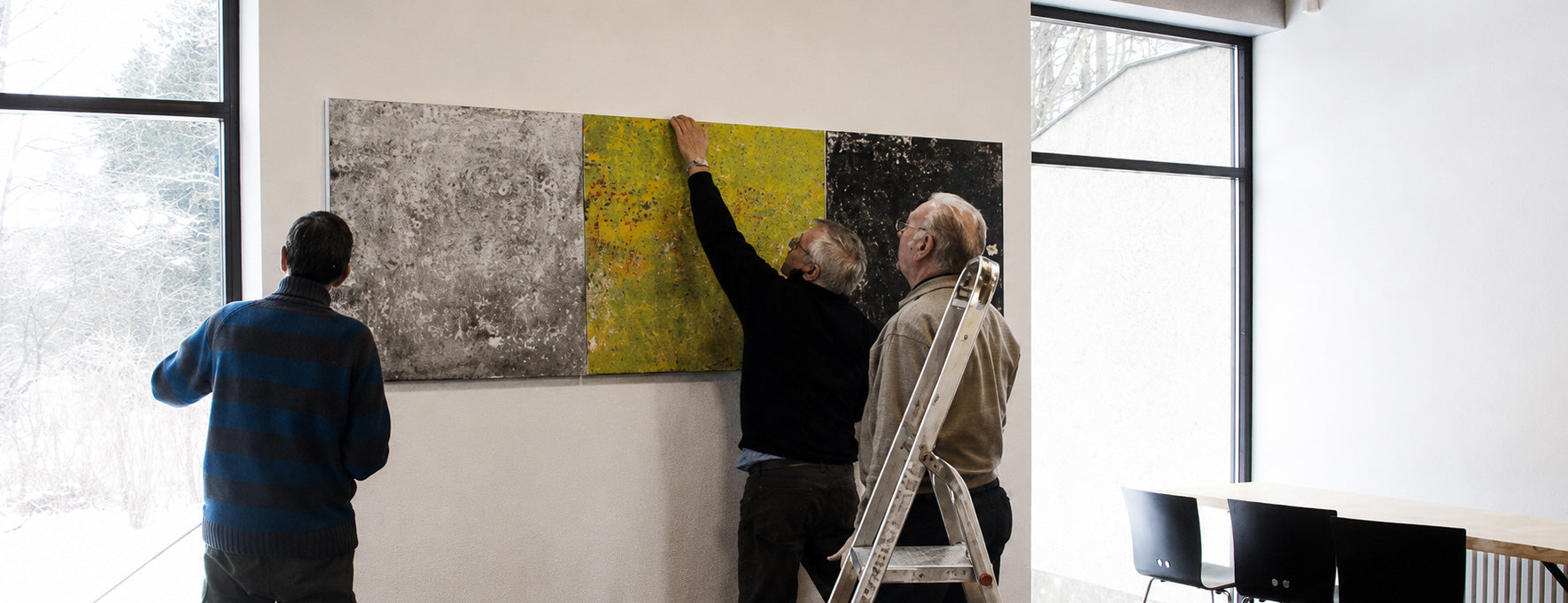 Ophængning af Peter Ejlerskov kunst på Dronninglund Kunstcenter