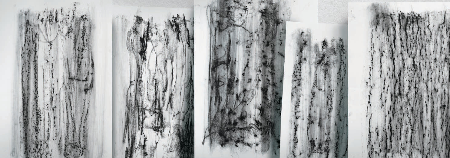 Peter Ejlerskov kunst: Sorte kulskitser på hvidt papir fra Eckersberg skitser.